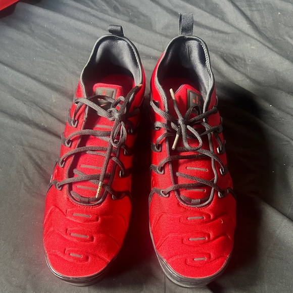 Nike vapor max size 13 black and red